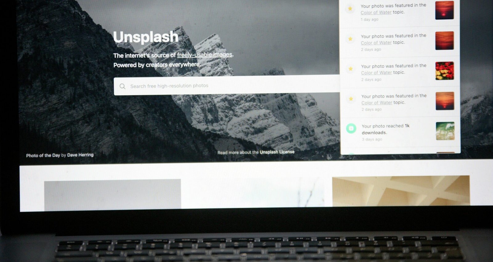 Benutzer arbeitet am Laptop und plant Beiträge auf Buffer zur Verwaltung der sozialen Medien