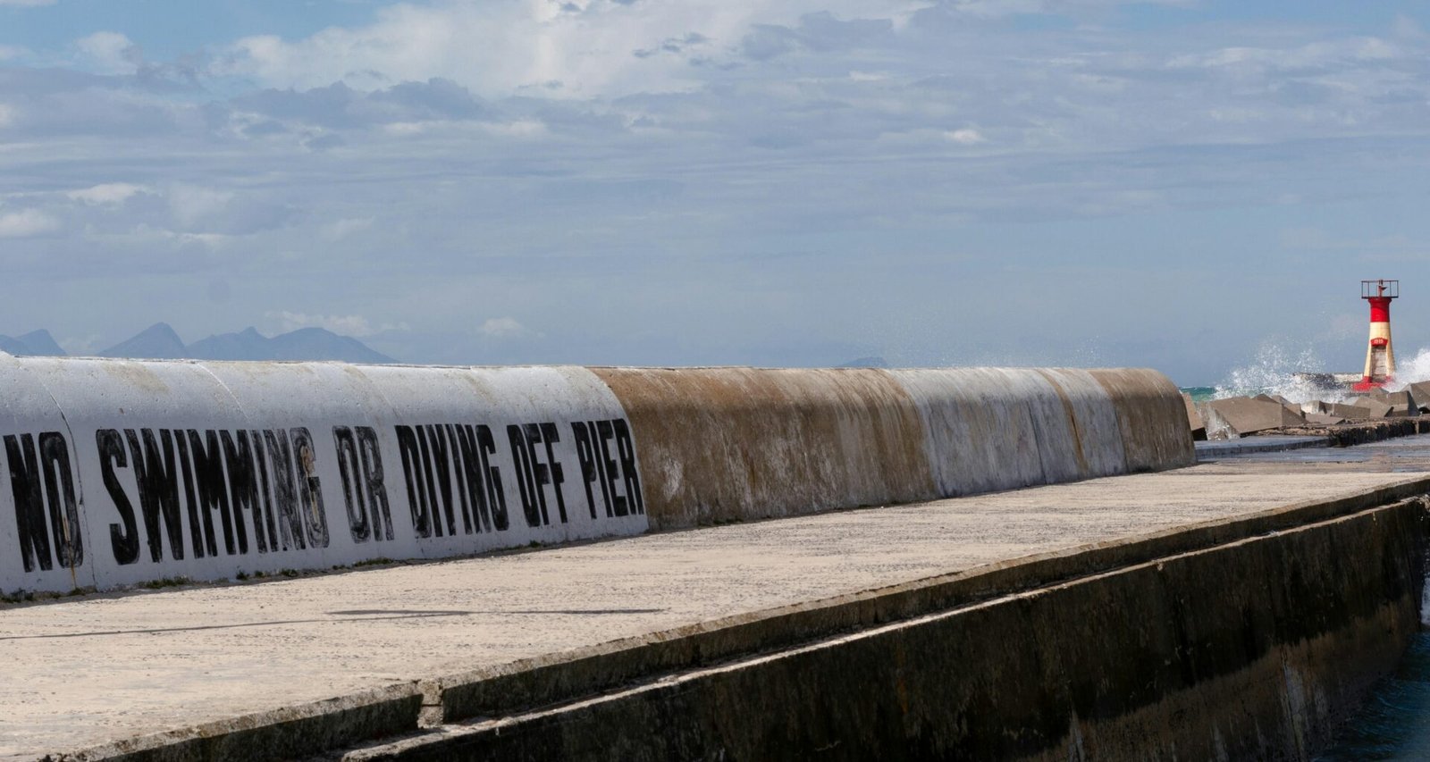 Buffer Dashboard mit Social Media Beitragsplanung auf einem Laptop-Bildschirm