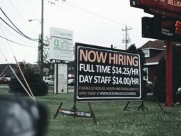 Benutzer nutzen Buffer am Laptop zur Planung von Social Media Beiträgen