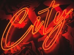 Buffer Dashboard mit Social-Media-Beitragsplan und Analyse-Statistiken auf einem Laptop