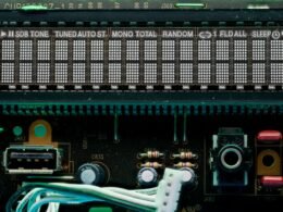 Buffer Dashboard mit geplanten Social-Media-Posts und Analyse-Tools auf einem Computerbildschirm.