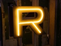 Benutzer arbeitet an einem Computer mit der Buffer Social Media Management Plattform auf dem Bildschirm