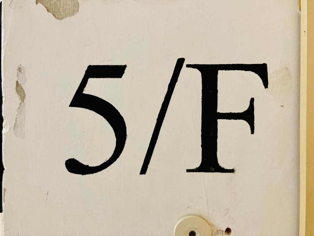 Buffer Dashboard mit Social-Media-Posts und Analyseübersicht auf einem Laptop Bildschirm