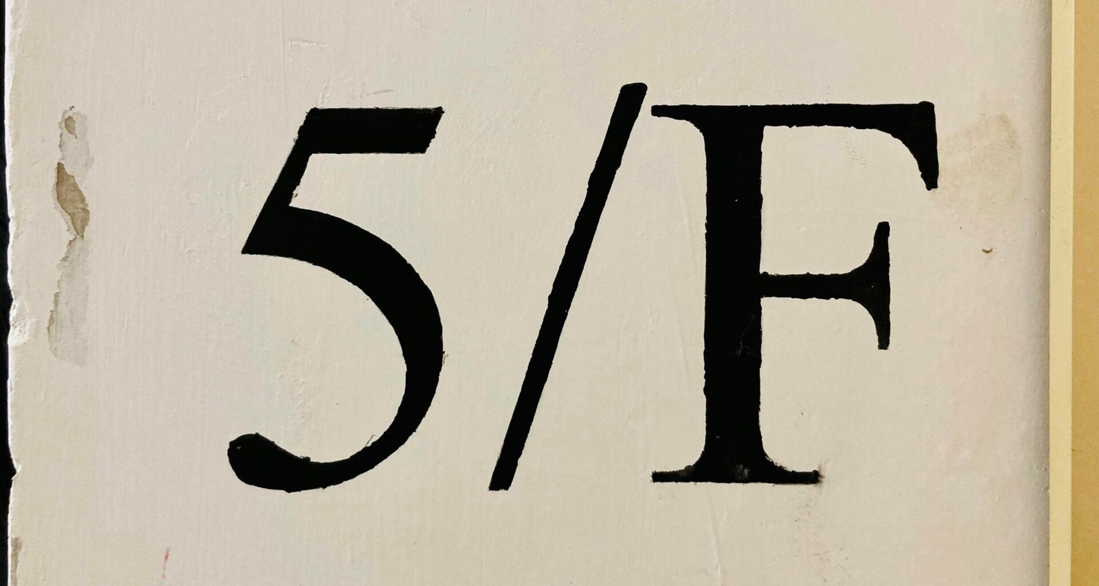 Buffer Dashboard mit Social-Media-Posts und Analyseübersicht auf einem Laptop Bildschirm