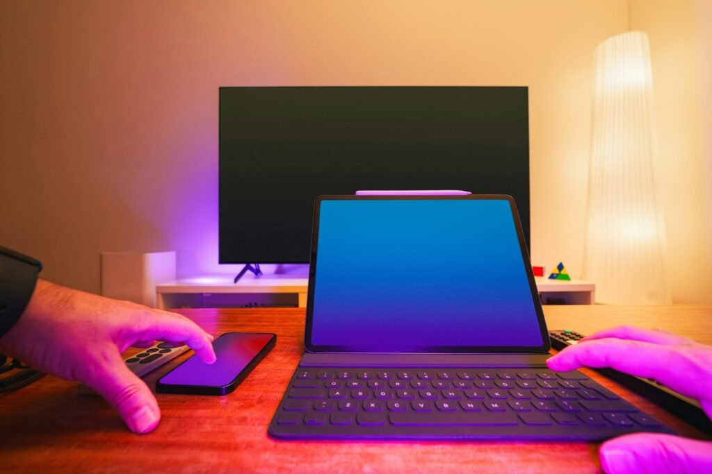 Buffer Dashboard mit geplanten Social-Media-Posts auf Desktop- und Mobilgeräten