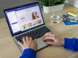 Benutzer arbeitet mit Buffer, um Social-Media-Beiträge auf einem Laptop zu planen