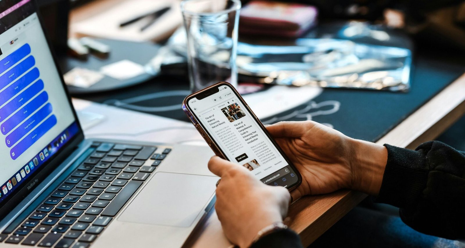 Dashboard von Buffer mit geplanten Social Media Beiträgen auf einem Laptop-Bildschirm
