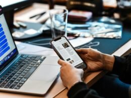 Dashboard von Buffer mit geplanten Social Media Beiträgen auf einem Laptop-Bildschirm