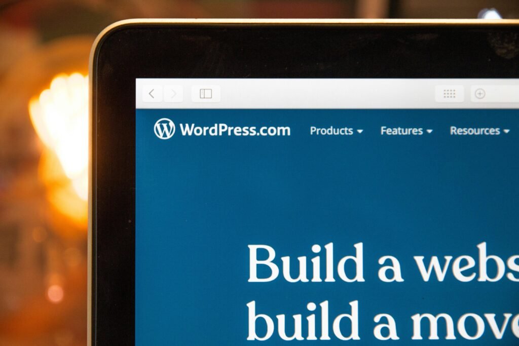 Screenshot der Buffer-Plattform mit Social-Media-Management-Tools auf einem Laptop angezeigt