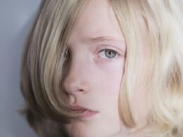 Benutzer verwalten Social Media Beiträge mithilfe der Buffer Plattform auf einem Laptop