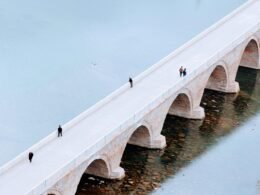 Buffer Plattform Dashboard mit Social-Media-Planungstools und eingeblendeten Analysemetriken