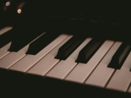 Dashboard mit Übersicht der Social-Media-Beiträge im Buffer-Tool auf einem Desktop-Monitor