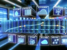 Dramatische Collage mit transparentem Bauplan für Predictive Modelling Architektur, leuchtenden Datenströmen, futuristischen Servern, Cloud-Icons und technischen Overlays in kühlen Blautönen.