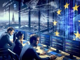 Diverses IT-Team vor Monitoren mit Code und Netzwerkdiagrammen im Maschinenraum der europäischen Netzpolitik; im Hintergrund Silhouetten von Brüssel und Straßburg mit abstrakten EU-Elementen.