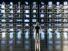 Modernes digitales Kontrollzentrum mit mehreren leuchtenden Datenebenen, zentraler Figur vor großen Bildschirmen, verbundenen Datenquellen, Zielgruppen-Symbolen, Touchpoints und Automatisierungssymbolen im futuristischen Stil.