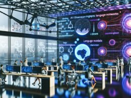 Hochdynamisches Redaktionsbüro mit Redakteuren und KI-Systemen, die Seite an Seite an digitalen Arbeitsplätzen arbeiten. Große Bildschirme zeigen Datenströme und semantische Netzwerke.