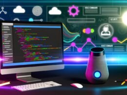 Dynamische Szene eines modernen E-Commerce-Command-Centers mit Desktop-Screen, Webflow-Oberfläche, Code-Snippets, Sprachbefehls-Dialogen, animiertem Voice-Commerce-Diagramm und Checkliste für Technikstandards.