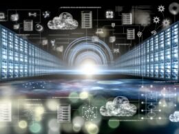 Futuristischer Arbeitsplatz mit Dashboard, Datenvisualisierungen, serverlosen Cloud-Servern und holografischen Analyse-Charts