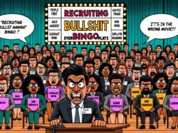 Cartoon einer überdrehten Recruiting-Konferenz mit HR-Managern, die Buzzword-Bingo spielen, während aufgebrachte Phrasen von der Bühne geworfen werden. Im Vordergrund steht ein sichtlich genervter Bewerber.