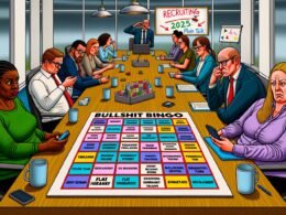 Recruiter an einem langen Konferenztisch spielen Bullshit-Bingo mit bunten Feldern, wirken genervt und gelangweilt, während ein Whiteboard „Recruiting 2025: Zeit für Klartext“ zeigt.