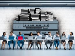 Junges Gründungsteam sitzt in einem modernen Büro, umgeben von Papierstapeln, Akten und alten Faxgeräten, während ein grauer Bürokratieschatten mit Gesetzesbüchern und Formularen auf sie fällt.