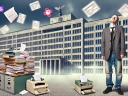 Frustrierter Startup-Gründer mit Papierstapel vor deutschem Behördengebäude, im Hintergrund veraltete Technik und riesiger Aktenordner. Moderne Techniksymbole sind hinter Gittern sichtbar.