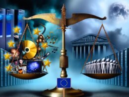 Dramatisches Bild einer Waage mit digitalen Inhalten und ausgesperrten Nutzern durch Uploadfilter unter schwebendem Damoklesschwert mit EU-Sternen vor Serverracks und dem EU-Parlament.