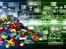 Grafik, die verstreute, bunte Legosteine neben einem geordneten Lego-Gebilde zeigt, untermalt von schematischen digitalen Interfaces und Server-Symbolen – Sinnbild für die Transformation zu strukturierter CMS-Organisation.