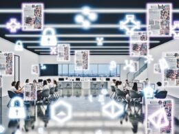 Junge, vielfältige Redaktion arbeitet an Laptops und Tablets in einem modernen Magazinbüro, umgeben von leuchtenden Bildschirmen mit 3D-AR-Overlays, digitalen Icons und virtuellen Browserfenstern.