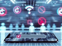 Smartphone mit digitalen Zensurbalken und Warnsymbolen wie durchgestrichenem Auge und Vorhängeschloss. Im Hintergrund unscharfe TikTok-Logos, Moderatoren-Silhouetten und digitale Effekte symbolisieren Zensur und Überwachung.
