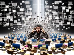 Überforderter Content-Manager in chaotischer Büroumgebung mit verstreuten Dokumenten, Notizen und digitalen Icons, neben aufsteigendem, strukturiertem Weg.