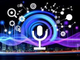 Futuristisches Titelbild mit stilisiertem Sprachassistent, dynamischen blauen und violetten Schallwellen sowie Symbolen für SEO, strukturierte Daten und Sprachinterfaces vor moderner Stadt bei Nacht.