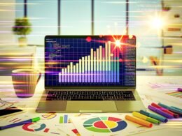 Laptop mit modernem Matplotlib-Balkendiagramm, umgeben von Datenblättern, Kaffee und Markern in inspirierender Büro-Atmosphäre.
