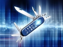 Heroische Illustration des NumPy-Logos als strahlendes Schweizer Taschenmesser mit mathematischen Symbolen und Datencharts vor digital-blauem, futuristischem Hintergrund.