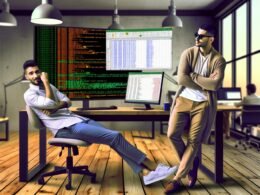 Moderner, aufgeräumter Schreibtisch mit zwei Monitoren: Links ein frustriertes Excel-User, rechts eine entspannte Marketerin vor Jupyter-Notebook mit buntem NumPy-Code.