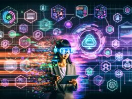 Futuristische Collage mit KI-Marketing-Dashboard, Hologrammen, klassischen Notizen und einer selbstbewussten Frau mit VR-Brille und Tablet.