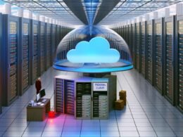 Bundescloud-Serverraum mit Bundesadler unter Glaskuppel, digitalen Datenströmen, Alt- und Neugeräten sowie einem arbeitenden Beamten