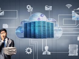 Modernes Titelbild mit Serverraum, schwebender Cloud, Symbolen für digitale Verwaltung, kopfschüttelndem Beamten vor Papierstapel und Silhouette eines digitalen Bundesadlers.