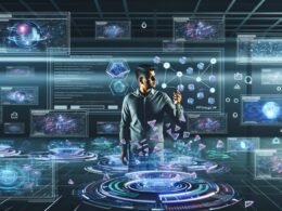 Futuristischer Workspace mit schwebenden Benutzeroberflächen, biometrischen Geräten, Code und holografischen SEO-Daten, beobachtet von einer Marketing-Strategin.