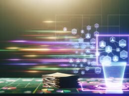 Digitaler Schreibtisch mit stylisiertem Content Distribution Dashboard, verbundenen Social-Media-Kanälen, Echtzeit-Graphen, Datenströmen und Content-Dokumenten im Hintergrund.