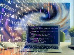 Moderner Arbeitsplatz mit Laptop, der Python-Pandas-DataFrame anzeigt, umgeben von Daten-Begriffen und abstrahierten Datensätzen im Hintergrund