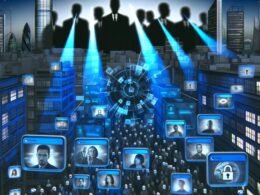 Dystopische Stadt mit blauen und grauen Tönen, überwacht von anonymen Regierungsfiguren. Smartphones und Computer senden Datenströme in EU-sternförmige Server, während kaputte digitale Schlösser das Scheitern von Verschlüsselung symbolisieren.