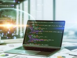 Moderner Schreibtisch mit aufgeklapptem Laptop und sichtbarem Python-Code mit Pandas, verstreuten Excel-Blättern und schwebenden Datenvisualisierungen im Hintergrund.