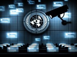 Düsteres digitales Kontrollzentrum mit Überwachungskameras, Datenströmen über Messenger-Logos wie WhatsApp und Signal, verschwommenen Nutzer-Silhouetten und EU-Flagge in einem kühlen Farbraum, Symbol für Überwachung und Gefährdung der Privatsphäre.