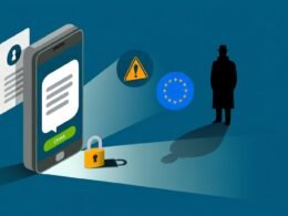 Illustration eines Smartphones mit Chat-App, Datenschutzsymbolen und der Silhouette eines Überwachungsagenten im Hintergrund.