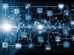 Stilisiertes, technisches Dashboard mit Content-Icons für Blog, Video, Social Media, Newsletter und Podcast, verbunden über leuchtende API-Linien, im Hintergrund Automatisierungssymbole und Personalisierungs-Optionen, in kühlen Blau- und Anthrazitfarben.