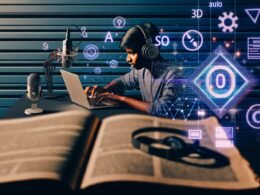 Junger Content Creator schneidet Podcast mit Laptop und Mikrofon, im Hintergrund holographische AR-Projektion über Magazin; visuelle Darstellungen zu Podcast-Tools, AR-Overlays, Workflow, SEO und Technik, alles modern inszeniert.