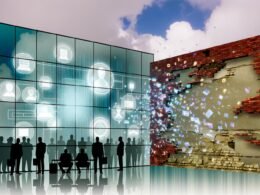 Glänzende Glasfassade mit reflektierenden Fenstern, Silhouetten von Geschäftsleuten, schwebenden PowerPoint-Folien mit Schlagworten wie Innovation und Cyber Defense sowie bröckelnden Backsteinmauern und digitalem Regen