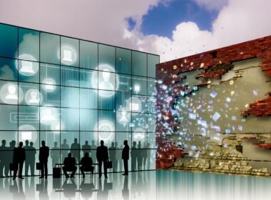 Glänzende Glasfassade mit reflektierenden Fenstern, Silhouetten von Geschäftsleuten, schwebenden PowerPoint-Folien mit Schlagworten wie Innovation und Cyber Defense sowie bröckelnden Backsteinmauern und digitalem Regen