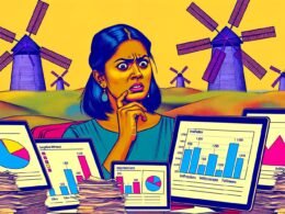 Marketer sitzend an einem Schreibtisch voller Berichte und Bildschirme mit Social-Media-Statistiken, im Hintergrund Windmühlen als Anspielung auf Don Quijote.